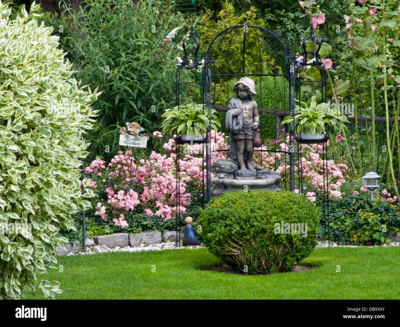 Jardín de rosas con decoraciones Foto de stock