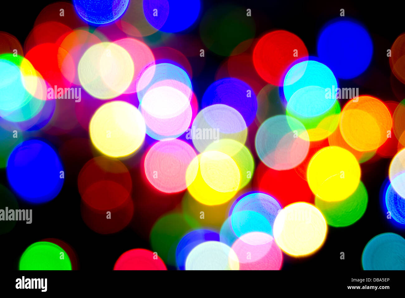 Bokeh de desenfoque de imagen de coloridas luces de hadas de Navidad Foto de stock