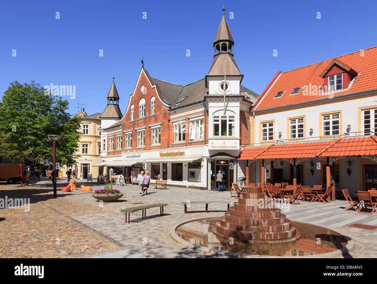 Tiendas, Handelsbanken banco y café en la plaza del centro de la ciudad. Lemvig, Midtjylland, Central de Jutlandia, Dinamarca, Escandinavia, Europa Foto de stock