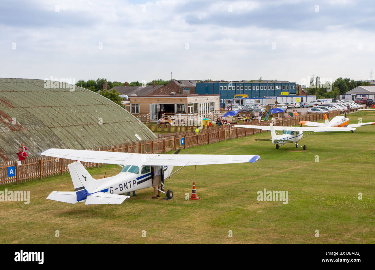 Luz aviones estacionados en el aeródromo de ciudad Aeropuerto antiguamente Barton aeródromo en Eccles, Manchester Foto de stock