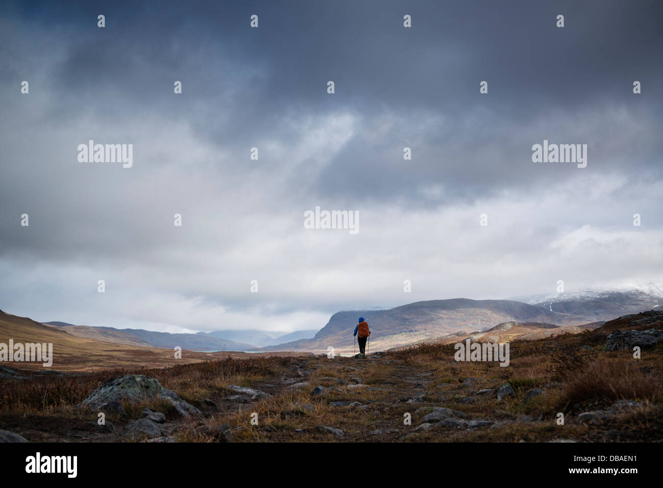 Silueta de mujer en Alisvagge caminante en busca del norte a lo largo Kungsleden trail, Laponia, Suecia Foto de stock