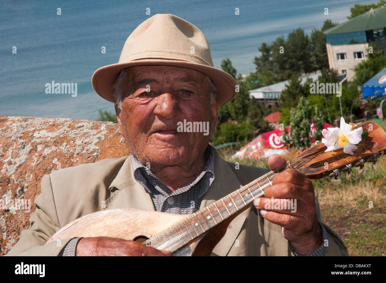 Músico callejero en el lago Sevan, Armenia Foto de stock