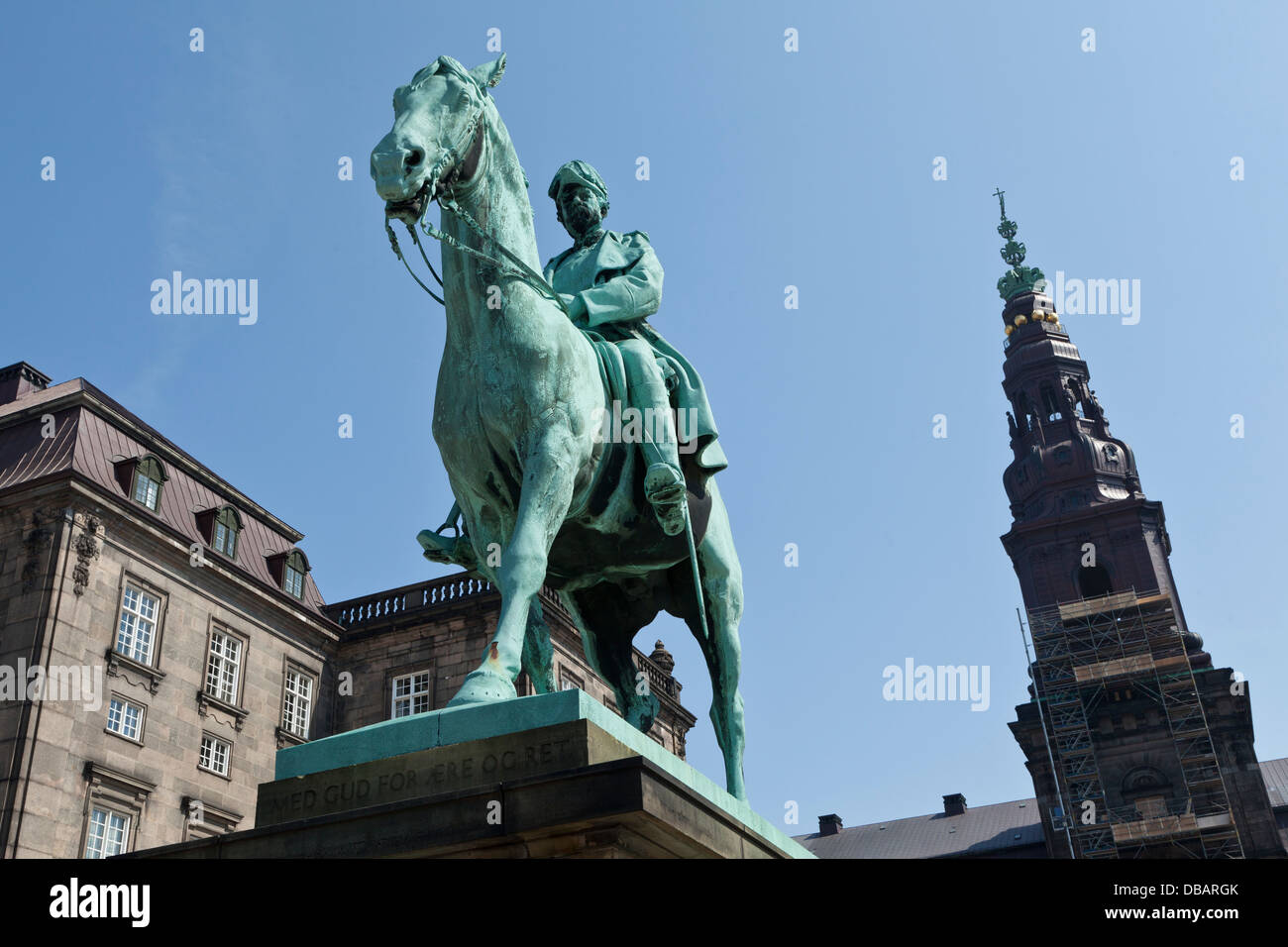 Estatua de Christian IX en Christiansborg Palace Foto de stock