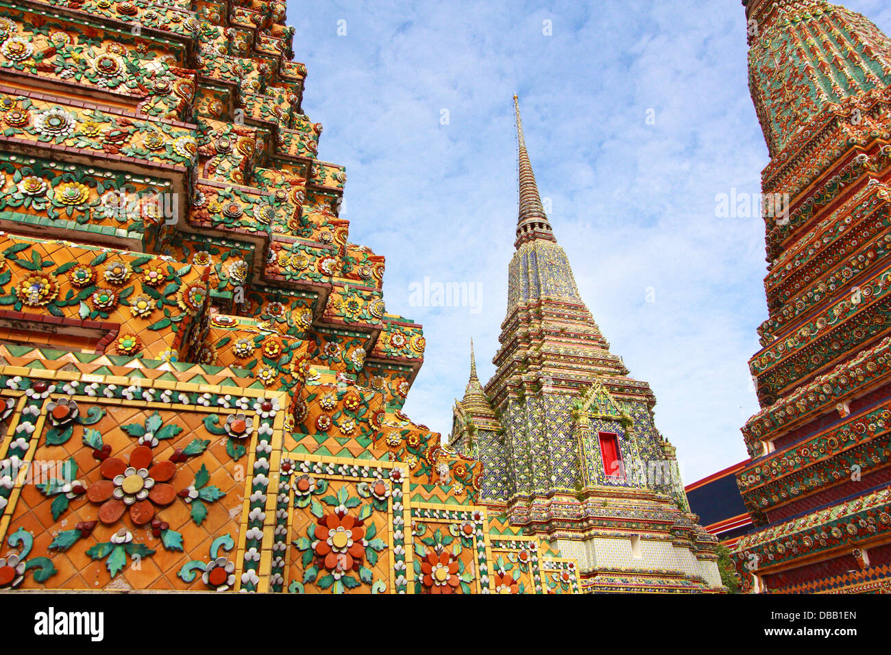 Wat Pho, en Bangkok, Tailandia. 'Wat' significa templo en tailandés. El templo es uno de los más famosos de Bangkok sitios turísticos. Foto de stock