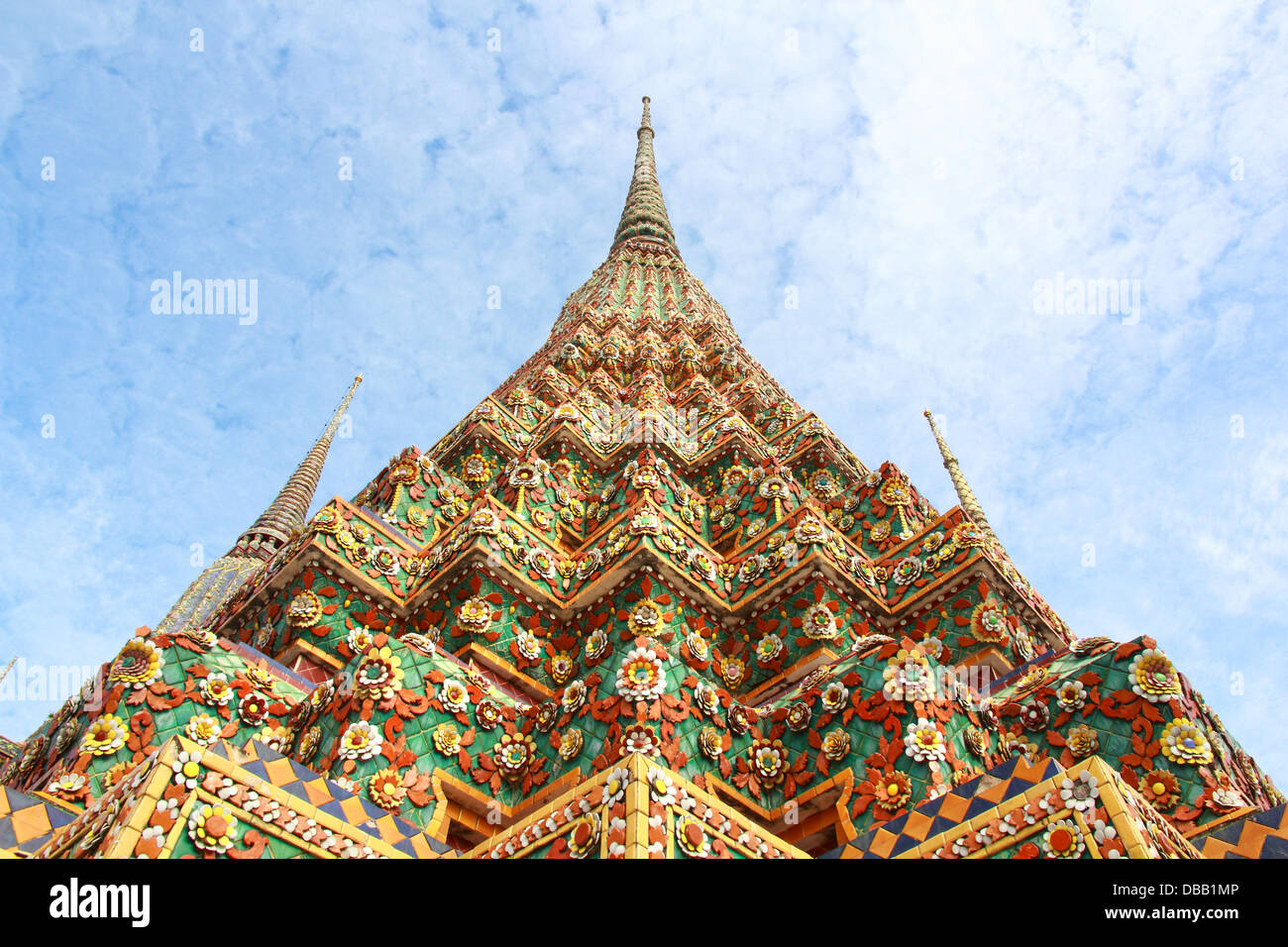Wat Pho, en Bangkok, Tailandia. 'Wat' significa templo en tailandés. El templo es uno de los más famosos de Bangkok sitios turísticos. Foto de stock