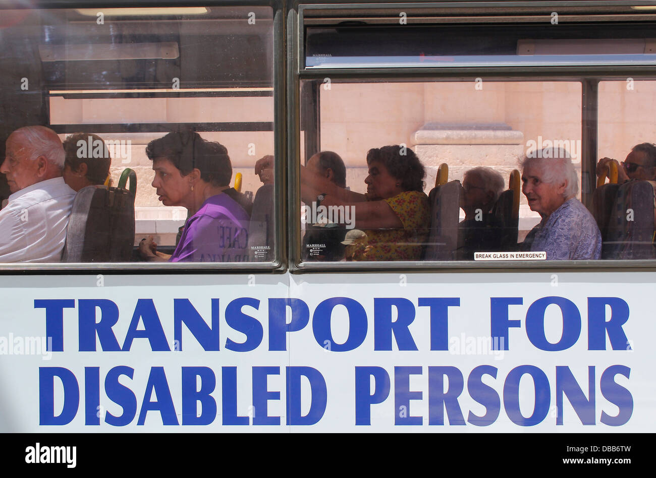 Los lugareños que viajaban en un autobús especial para discapacitados en malta Foto de stock