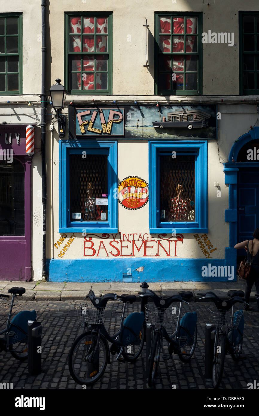 Colorida tienda de ropa vintage en Temple Bar Dublín, Irlanda Foto de stock