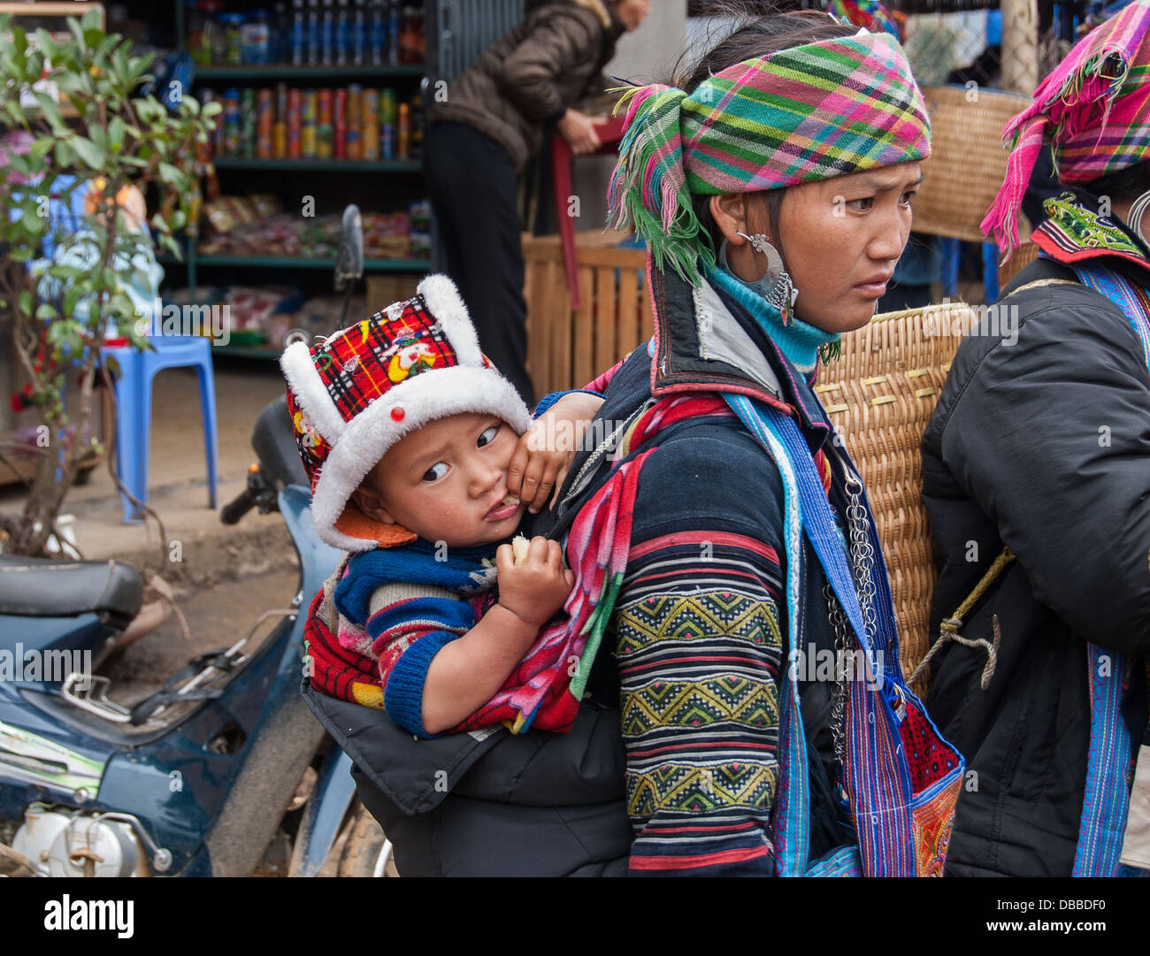 Una mujer no identificada y su bebé, espere en el mercado el 18 de enero de 2008 en SAPA, Vietnam. Foto de stock