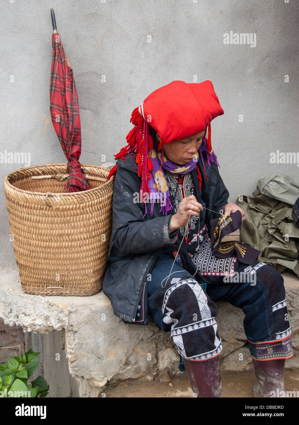 Una mujer no identificada trabaja sobre un bordado tradicional, el 18 de enero de 2008 en SAPA, Vietnam. Foto de stock