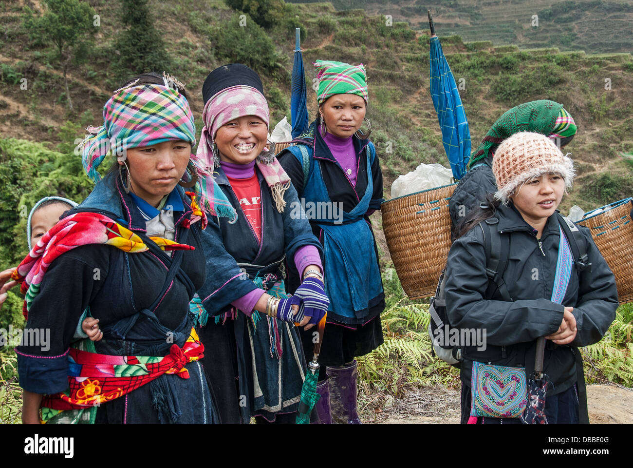 Un grupo de mujeres no identificadas, posan para los turistas en enero 18, 2008 en SAPA, Vietnam Foto de stock