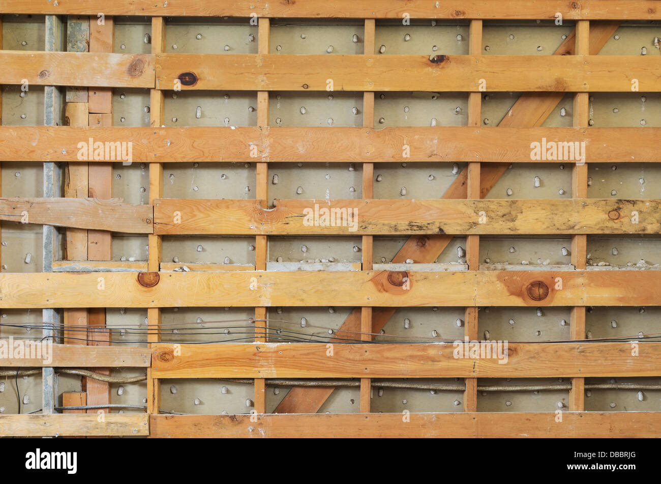 Interior de madera vieja pared sin placas de yeso durante la renovación Foto de stock