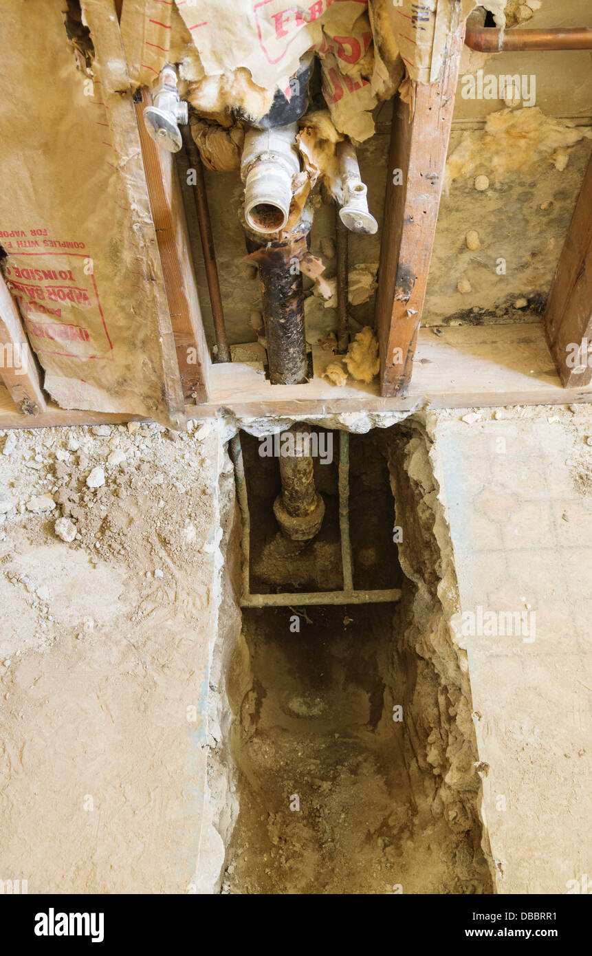 Agua expuesta y tubos de drenaje durante la renovación de fontanería doméstica Foto de stock