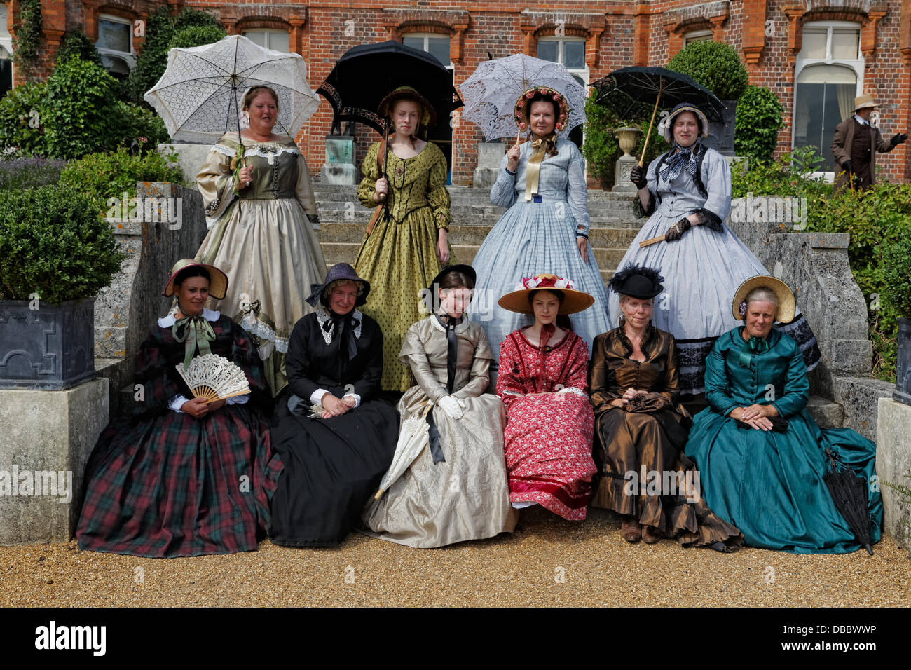 local Fácil de comprender ¿Cómo Recrea la época victoriana: señoras con sombreros y gorras con ventiladores  y sombrillas posar para las fotos Fotografía de stock - Alamy