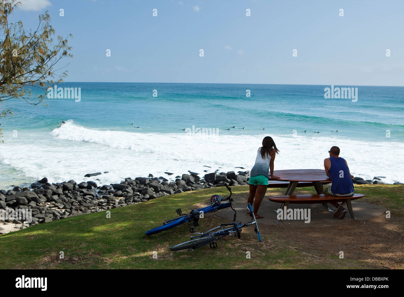 Viendo a la gente pasar los surfistas de colina en Burleigh Heads, Gold Coast, Queensland, Australia Foto de stock
