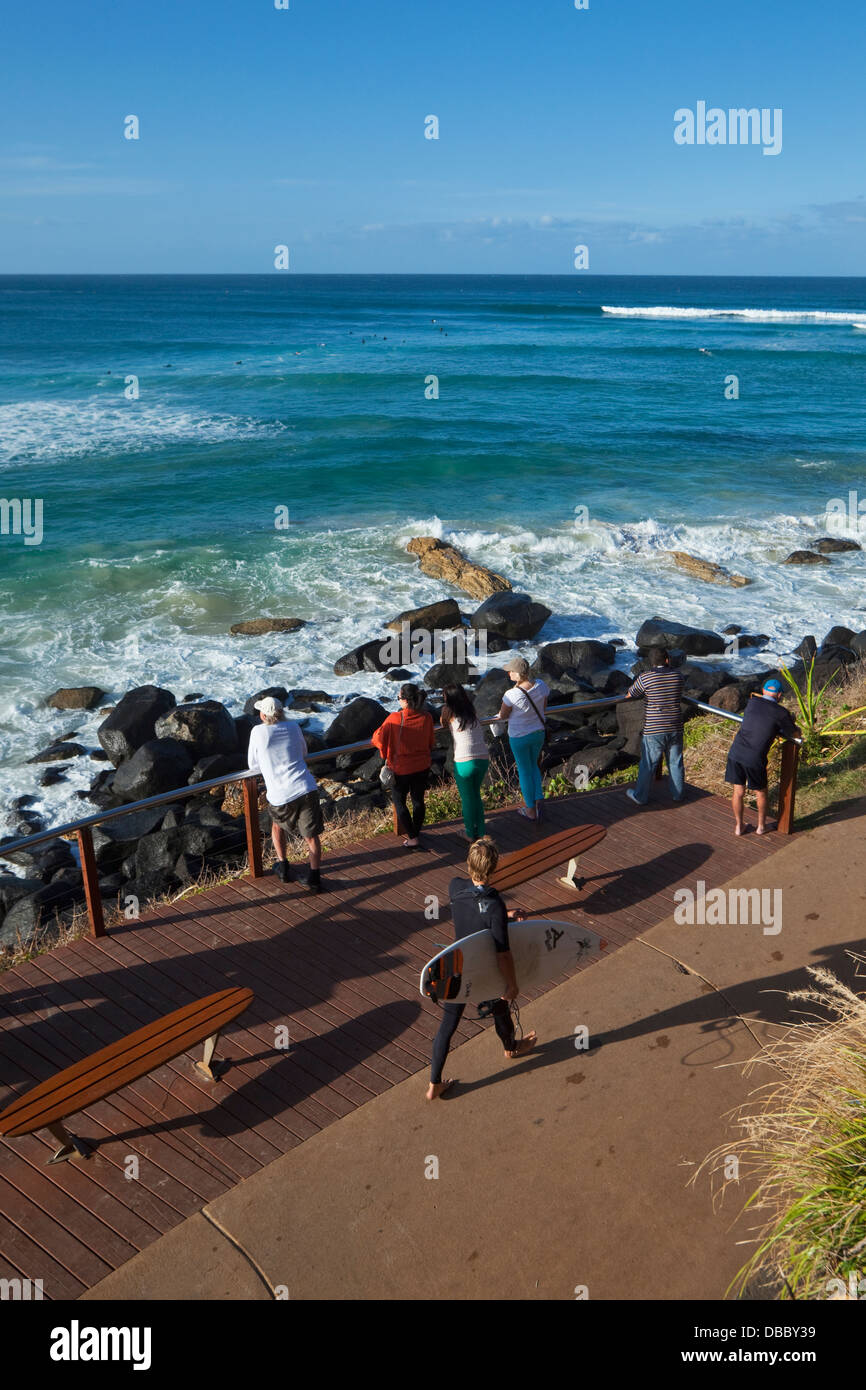 Los espectadores viendo surfistas en Greenmount Beach. Coolangatta, Gold Coast, Queensland, Australia Foto de stock