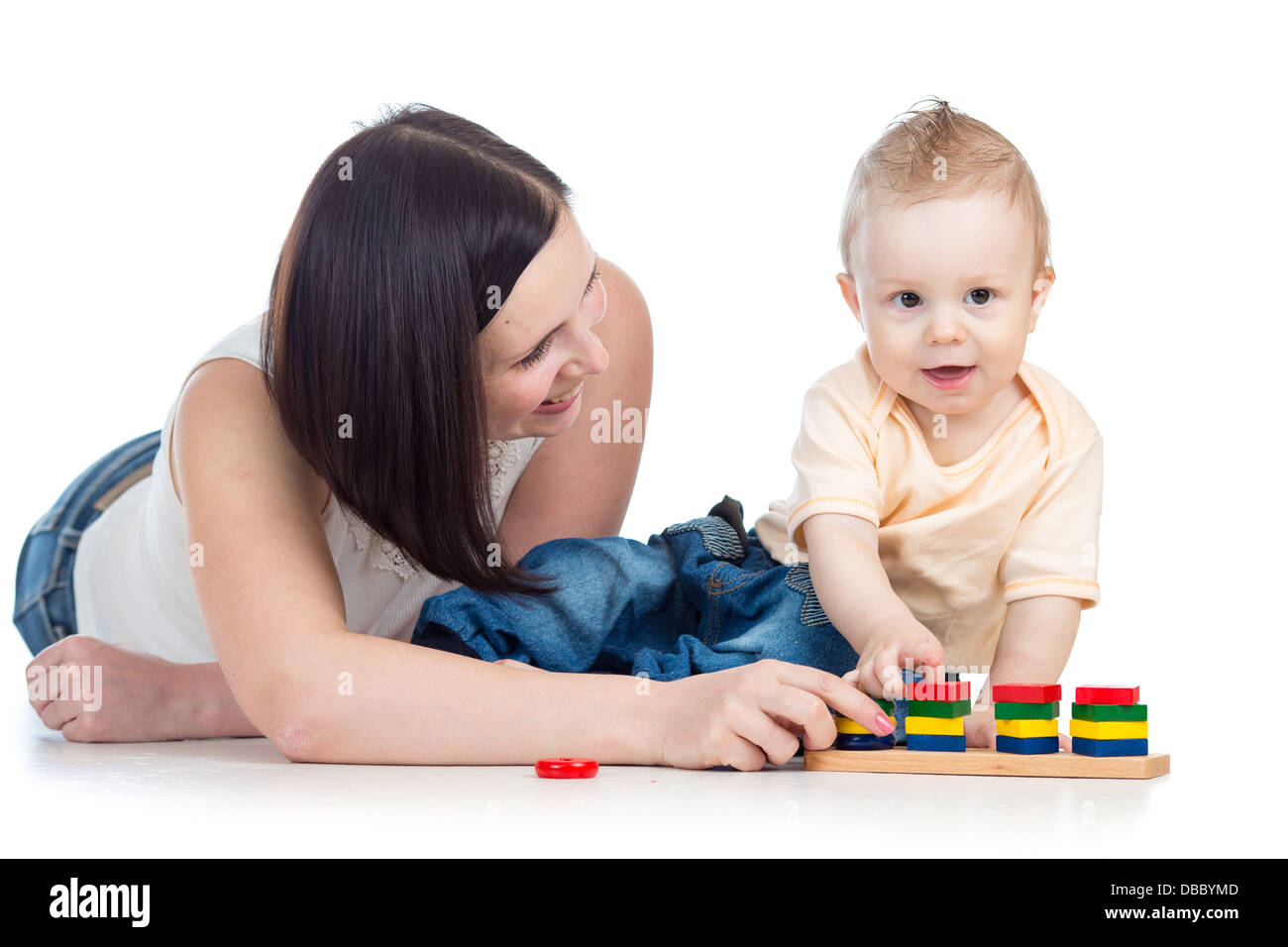 La madre y el bebé juegue con juguetes de madera Foto de stock