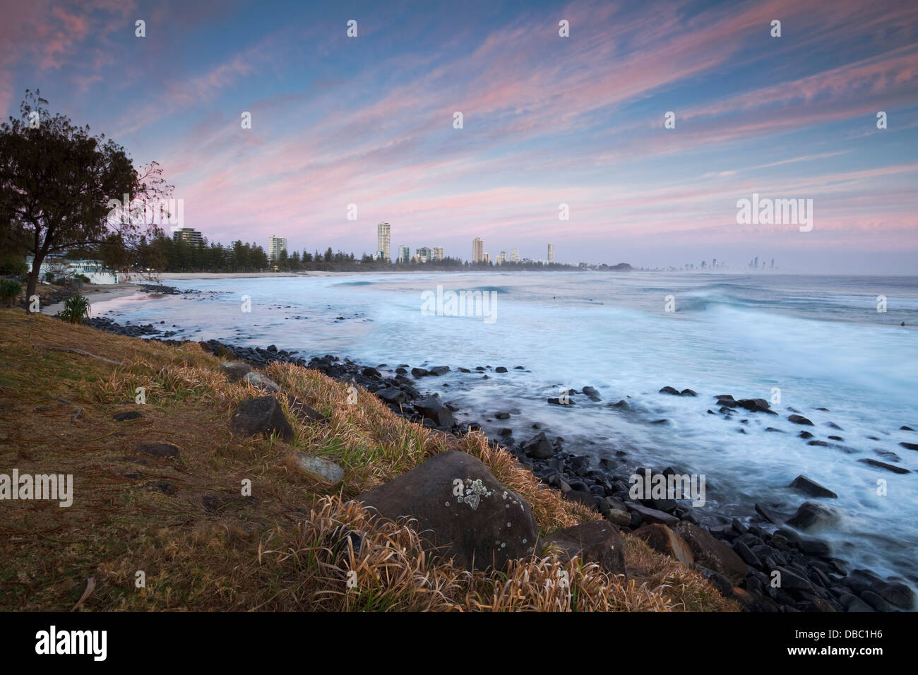 Crepúsculo ver a lo largo de la playa. Burleigh Heads, Gold Coast, Queensland, Australia Foto de stock