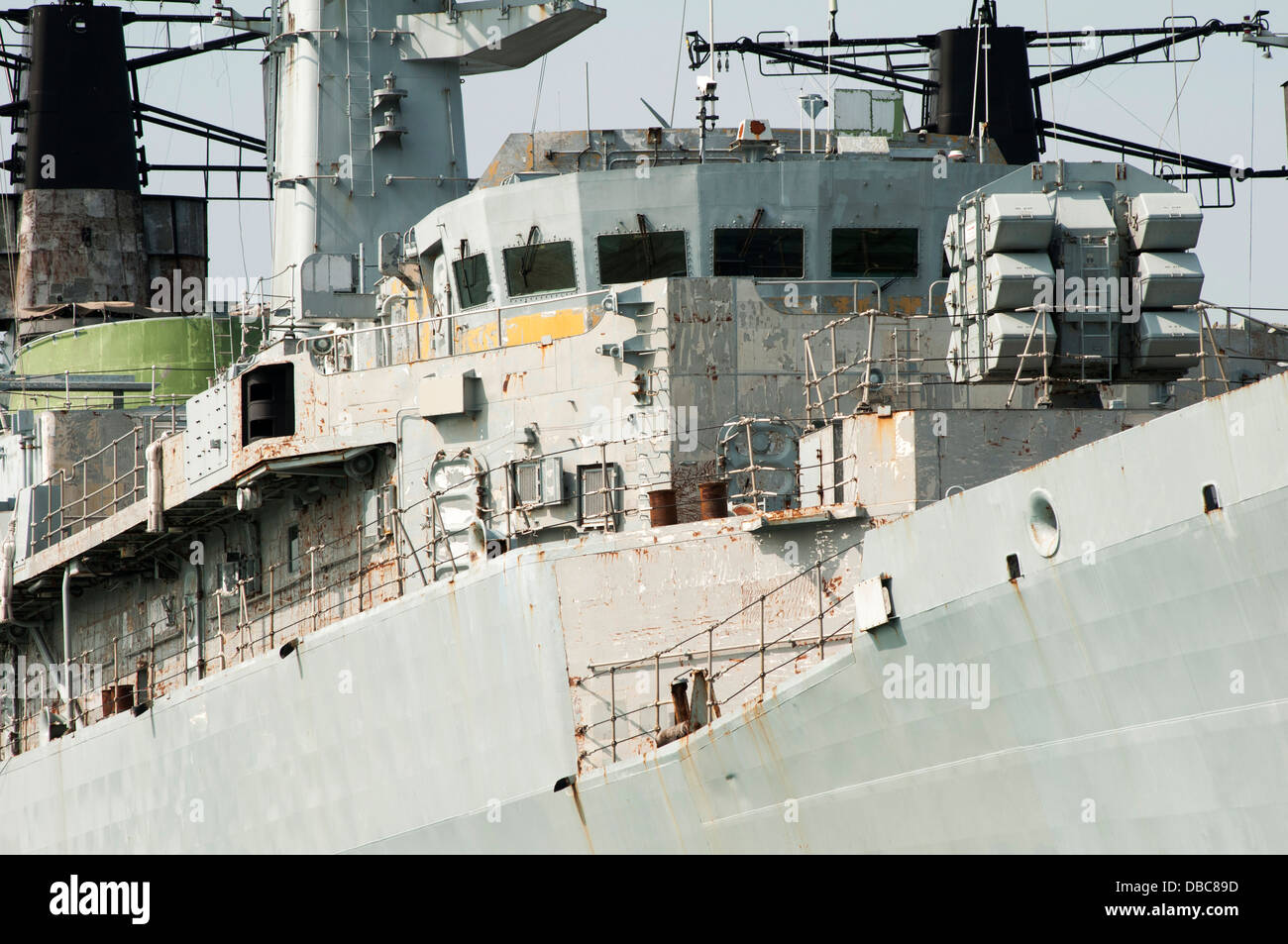Royal Navy buque anclado en el puerto de Portsmouth. Retirado Foto de stock