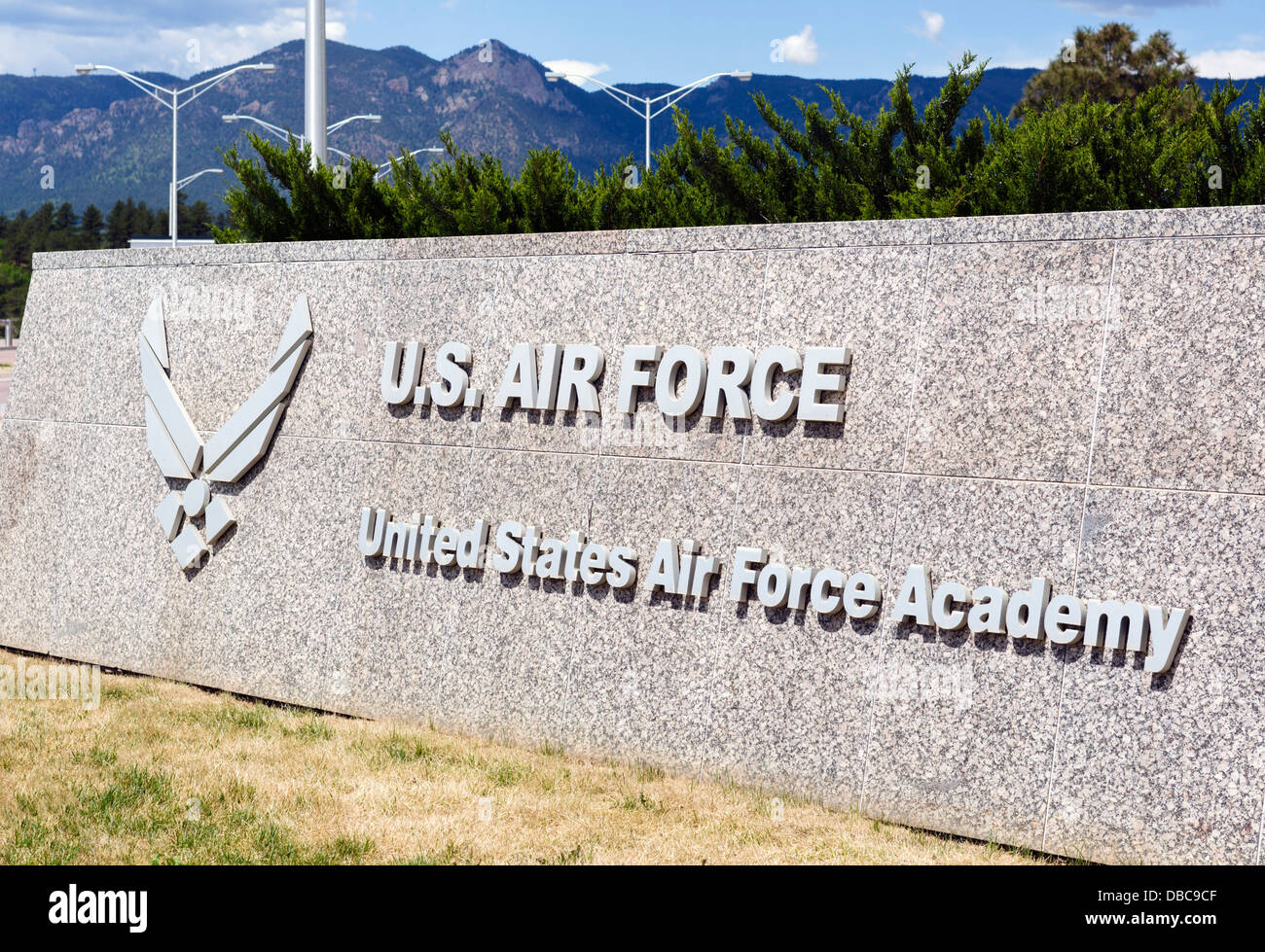 La entrada a la Academia de la Fuerza Aérea de los Estados Unidos, Colorado Springs, Colorado, EE.UU. Foto de stock