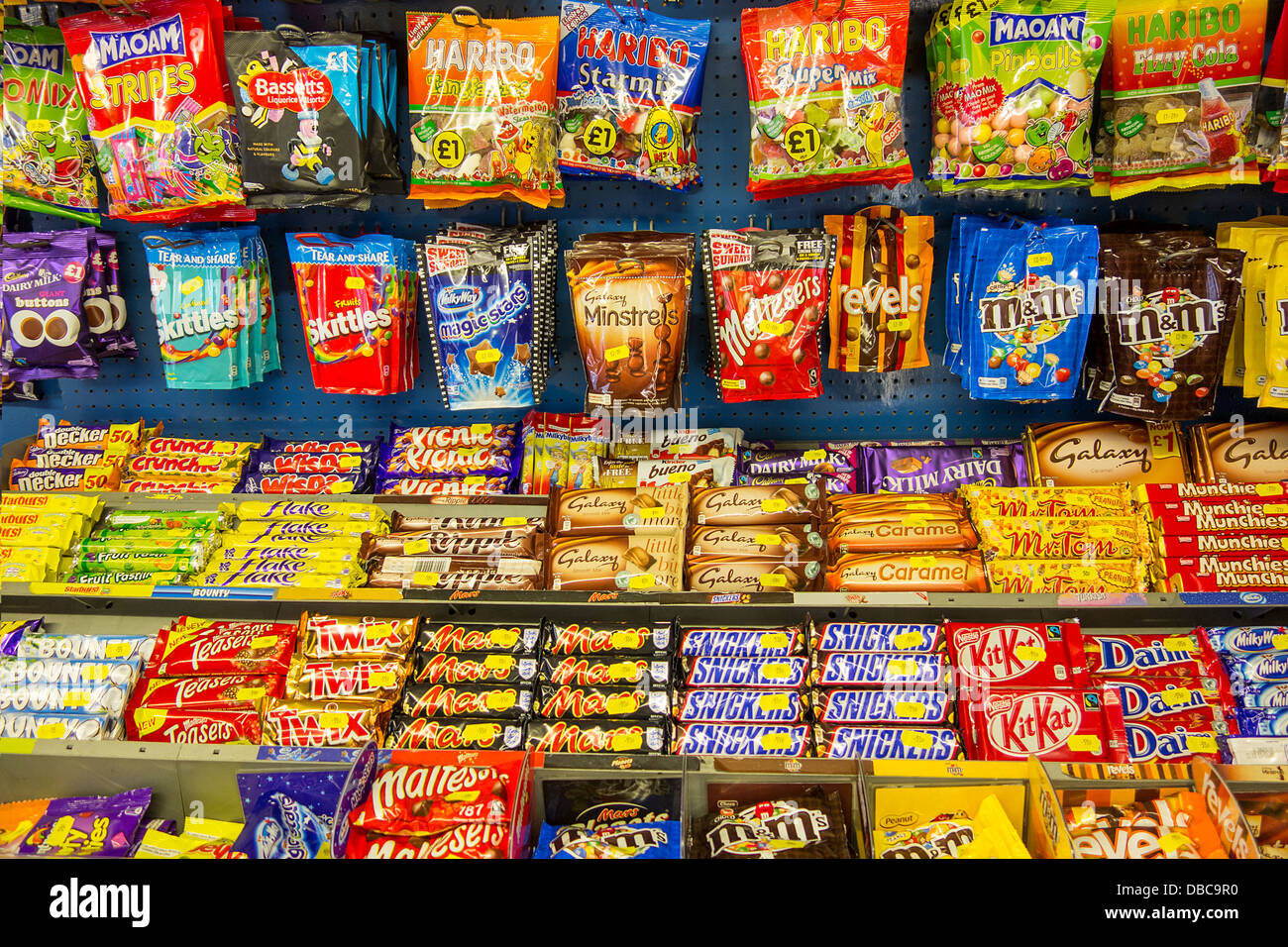 Exhibición de la tienda de dulces fotografías e imágenes de alta resolución  - Alamy