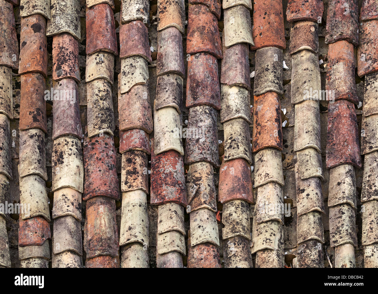 El techo de tejas rojas viejas textura de fondo Fotografía de stock - Alamy