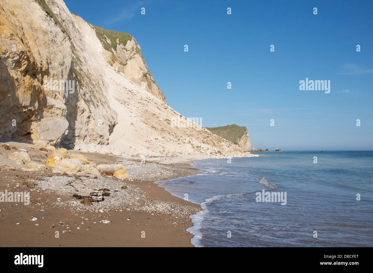 Un enorme scree de los escombros de un derrumbe que se produjo cuando el acantilado se derrumbó en St Oswald's Bay el 30 de abril de 2013. La costa Jurásica, en Dorset, Reino Unido. Foto de stock