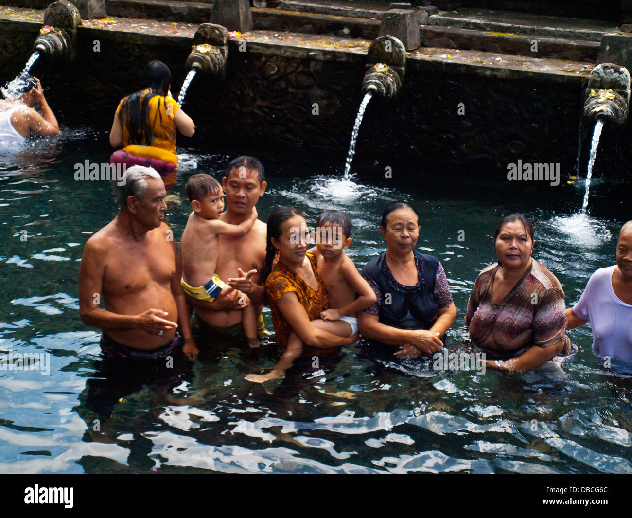 Los peregrinos hindúes dentro de Pura Tirta Empul piscina de agua santa Foto de stock