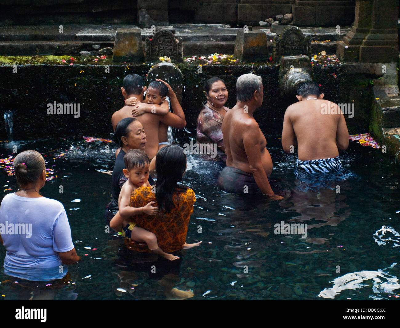 Los peregrinos hindúes dentro de Pura Tirta Empul piscina de agua santa Foto de stock