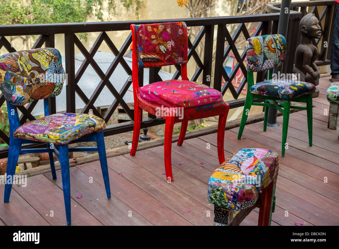 Coloridos muebles artísticos realizados por el artista Amadou Kane Sy, Arts Festival bianual, la isla de Gorée, Senegal. Foto de stock