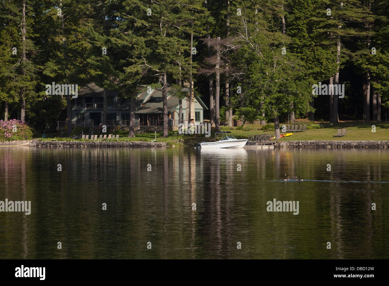 Una cabaña es retratada en Migis Lodge por Sebago Lake en el sur de Casco, Maine Foto de stock
