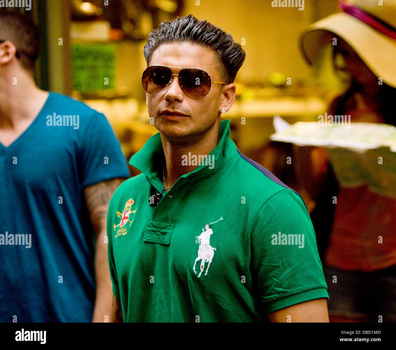 Paul 'Pauly D' DelVecchio Jersey Shore Cast Members compra ropa aún más,  esta vez en Energie ropa. Florencia, Italia - 19.05.11 Fotografía de stock  - Alamy