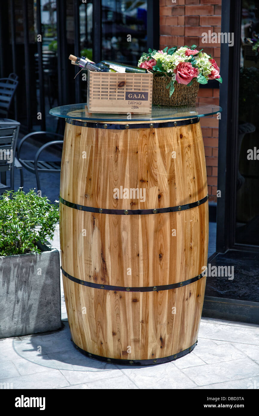 Cuenta con una muestra de barricas de vino en la entrada de un bar de vinos  Fotografía de stock - Alamy