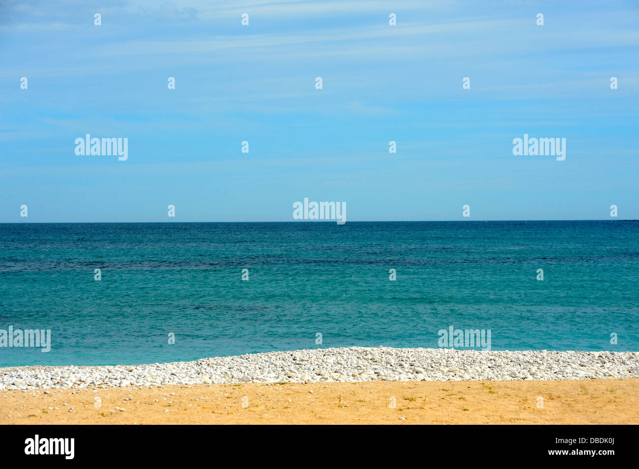 Cielo y mar playa de guijarros de arena EN ESPAÑA Foto de stock