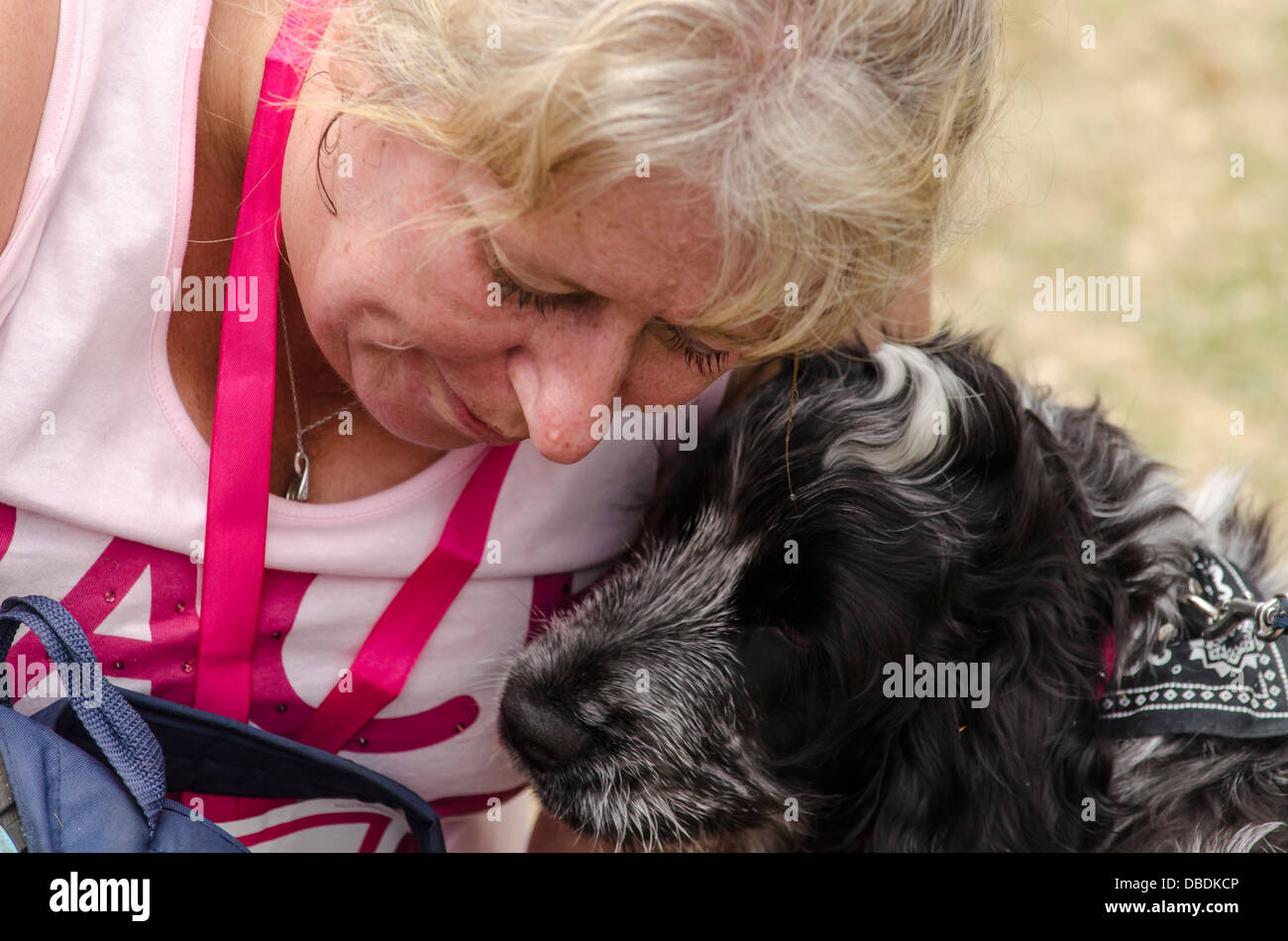 Una mujer con su perro de raza-for-Life Essex UK Foto de stock