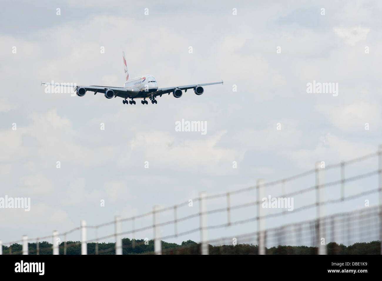 El aeropuerto de Stansted, Londres, Reino Unido. El 29 de julio de 2013. British Airways un avión de pasajeros Airbus A380 aterriza en el aeropuerto de Stansted por primera vez como parte de un programa de capacitación de largo recorrido. Un gran número de Plane spotters asistió también al perímetro vallado para presenciar el aterrizaje. El avión está por despegar de nuevo en 0800 mañana por la mañana ( 30 de julio). Crédito: el surtido Stock Photo/Alamy Live News Foto de stock
