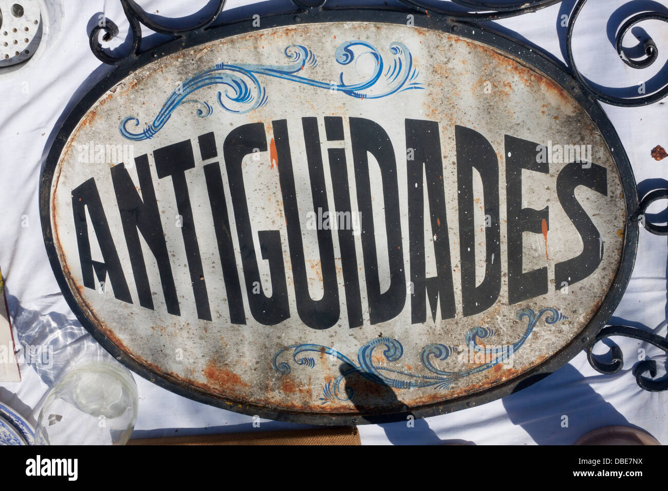 Vintage Retro 'Antiguidades' 'Antigüedades' firmar sobre la mesa en el mercadillo al libre en el mercado de mano Estremoz, Portugal Fotografía de stock - Alamy