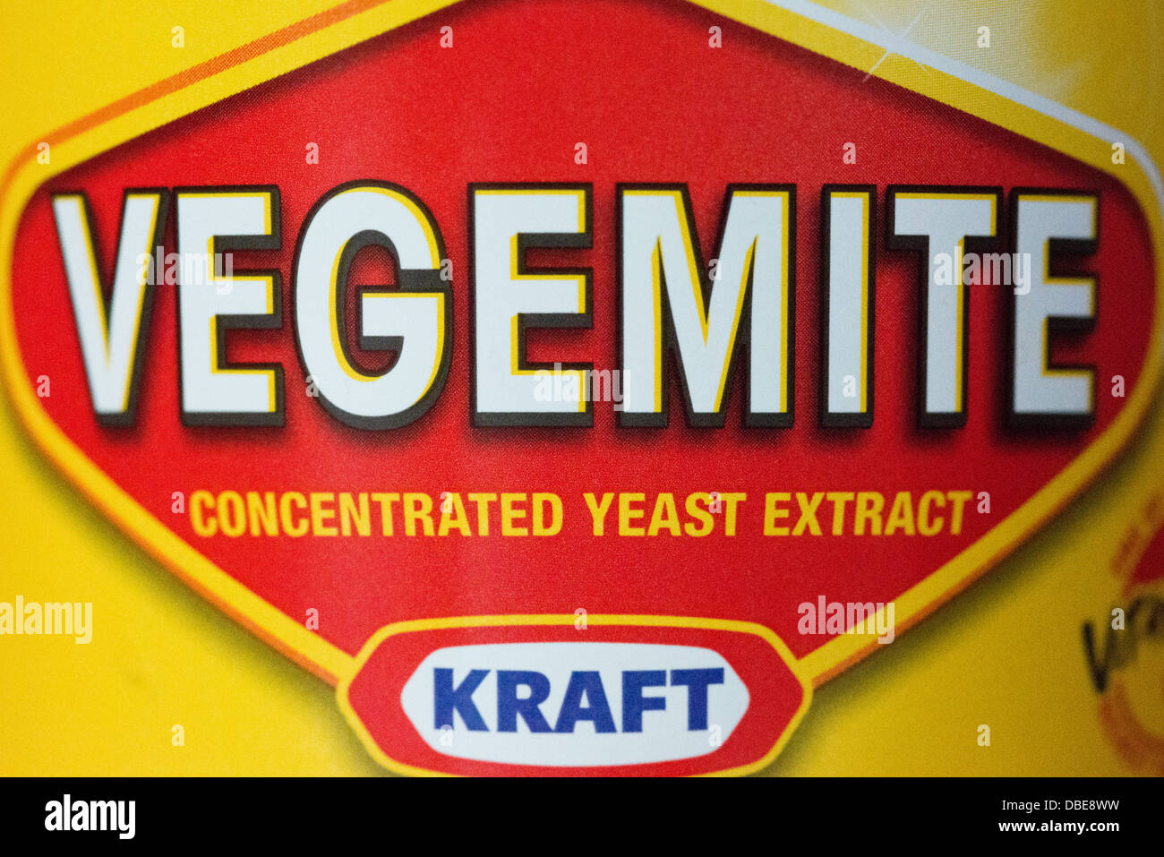 Cerca de la etiqueta de un frasco de Vegemite australiano, una famosa propagación elaborados a partir de concentrado de extracto de levadura. Vegemite es ahora propiedad de la compañía alimenticia estadounidense Kraft. Foto de stock