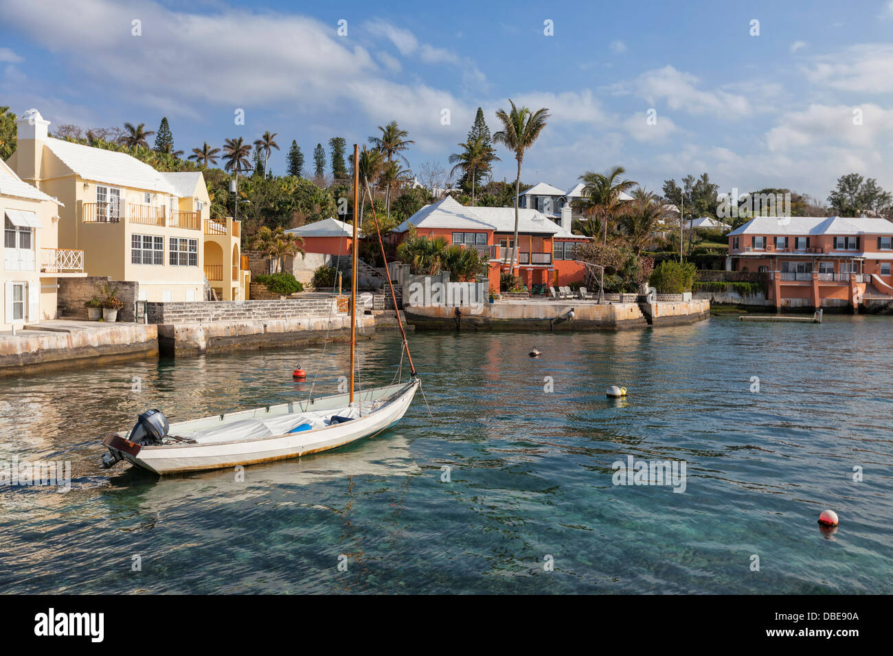 Embarcaciones de recreo amarrados a lo largo de las costas de Puerto Hamilton con la ciudad de Hamilton, Bermuda en la distancia. Foto de stock