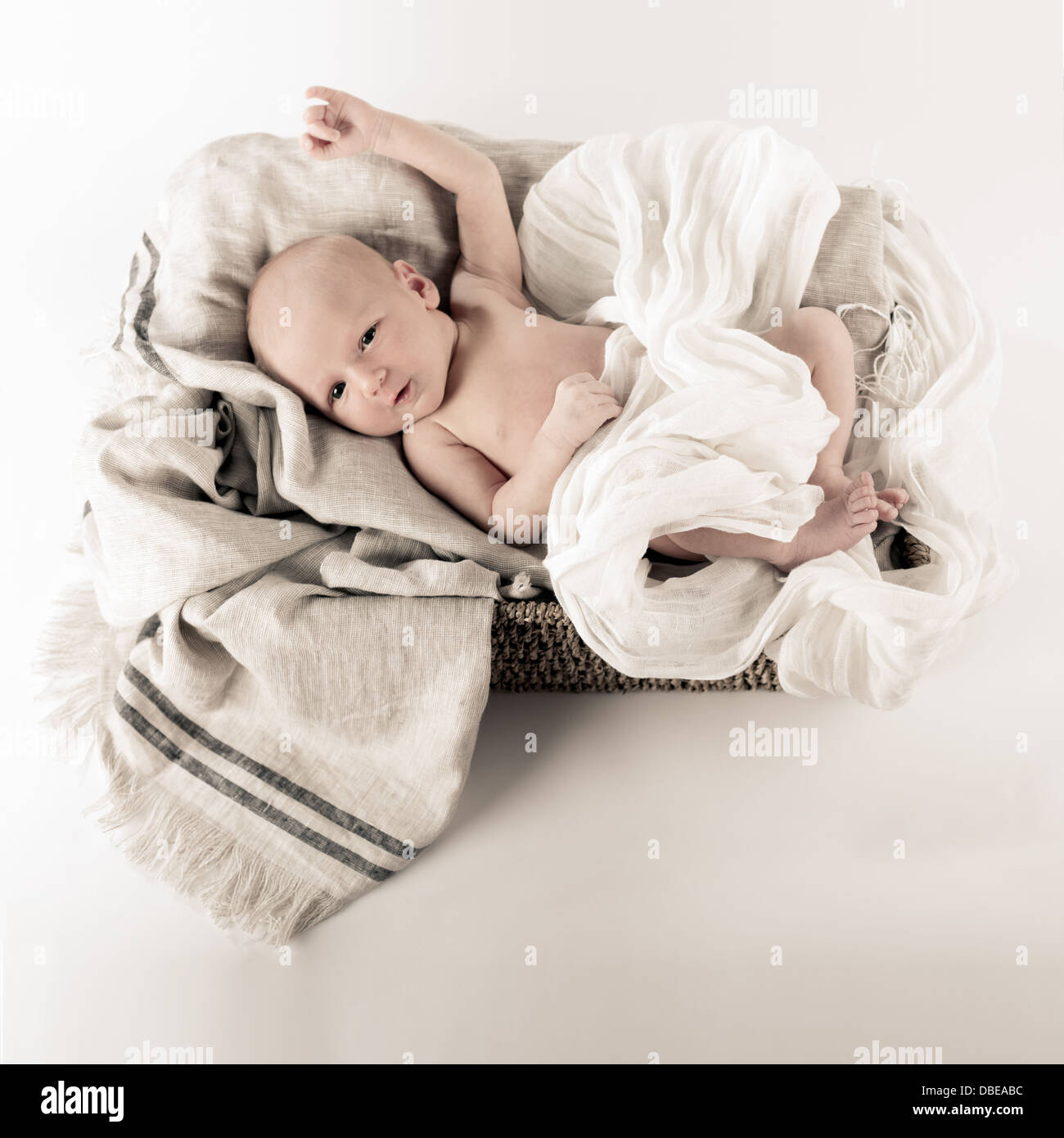 Niña Bebé Recién Nacido, Durmiendo En Una Canasta De Mimbre. Fotos,  retratos, imágenes y fotografía de archivo libres de derecho. Image 8713426