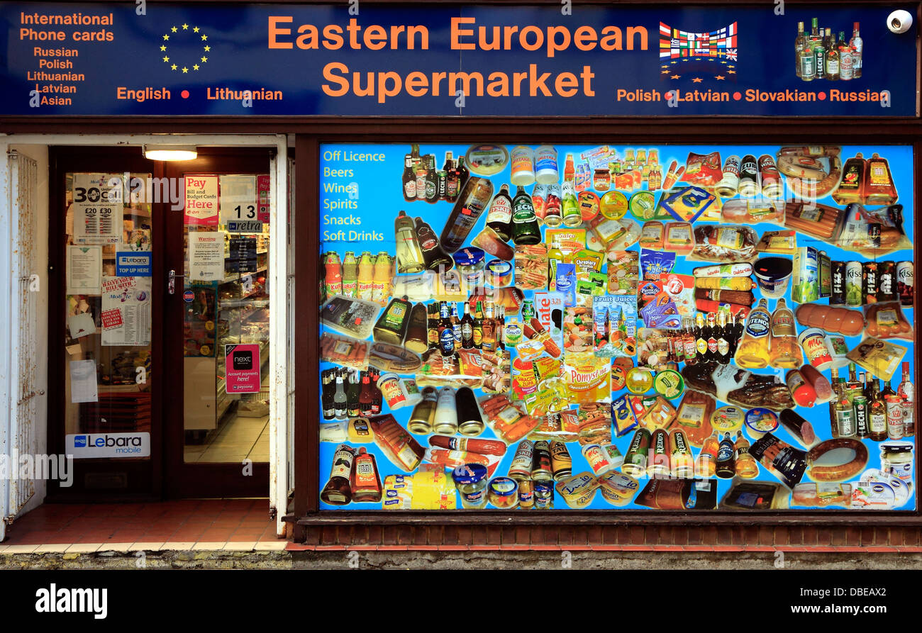Supermercado de Europa oriental, Kings Lynn, Norfolk, Inglaterra, para servir a los inmigrantes de Europa Oriental, tienda especializada de inmigración Foto de stock