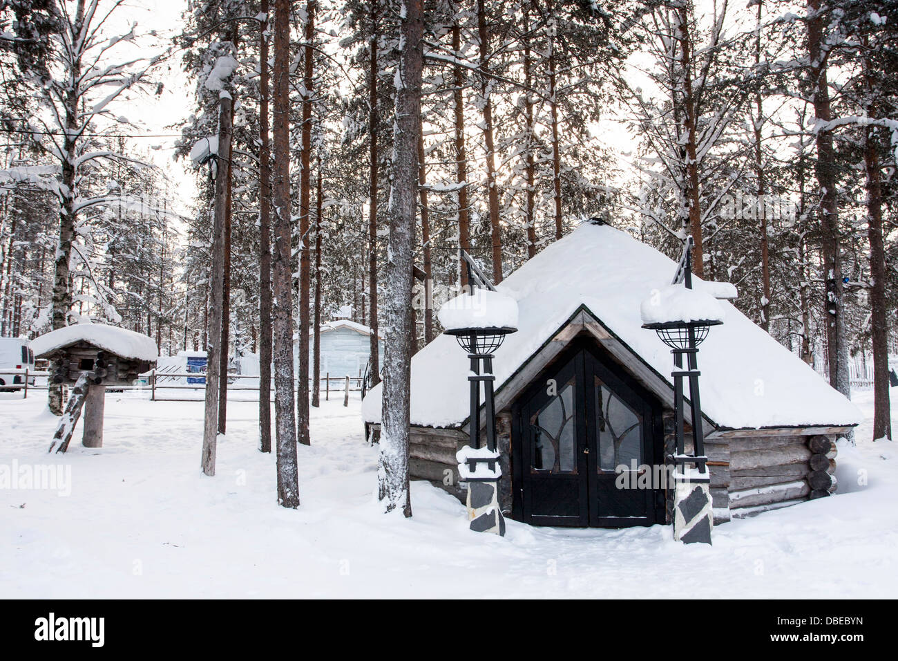 Cabaña de troncos en el bosque de Rovaniemi, cerca de la aldea de Santa  Claus, Laponia, Finlandia Fotografía de stock - Alamy