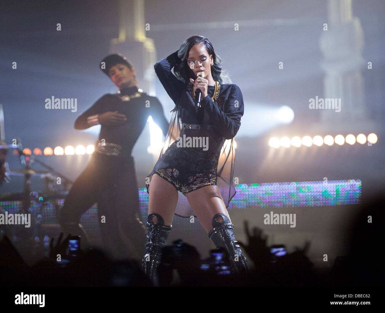 Rihanna live, Telenor Arena, Oslo, Noruega. Diamantes en el cielo gira  mundial. concierto Fotografía de stock - Alamy