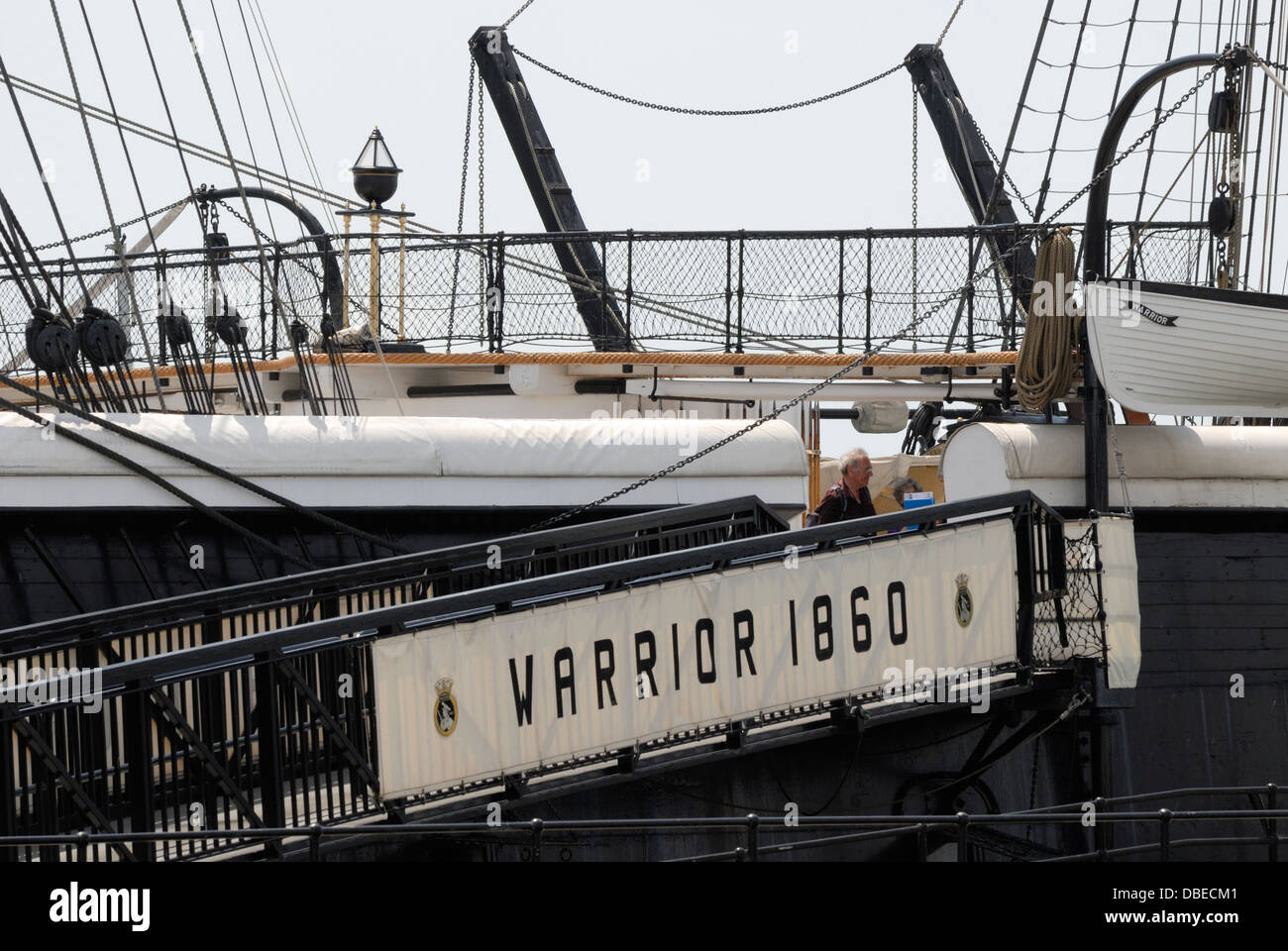 La pasarela / Pasillo a HMS Warrior atracado en el histórico astillero en el puerto de Portsmouth, Hampshire, Inglaterra, Reino Unido. Foto de stock