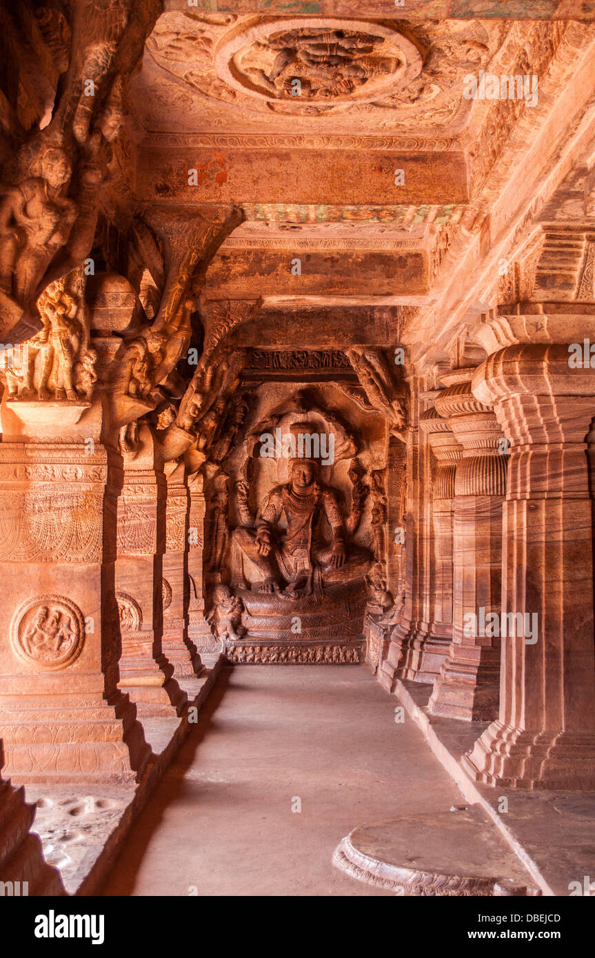 En el templo de la cueva Badami, Karnataka, India Foto de stock