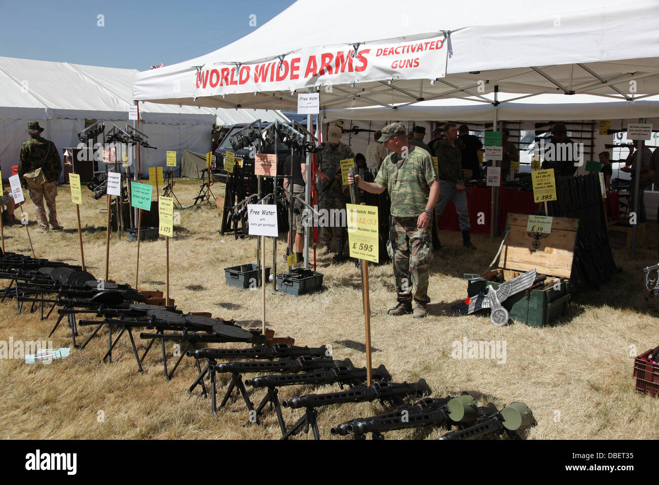 Personas que buscan armas a un ejército y Feria de armas Foto de stock
