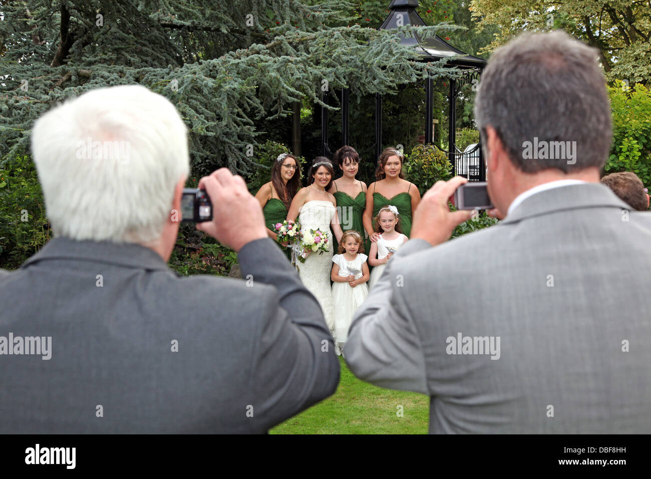 Los invitados a la boda puede ser visto a fotografiar la fiesta nupcial. Foto de stock