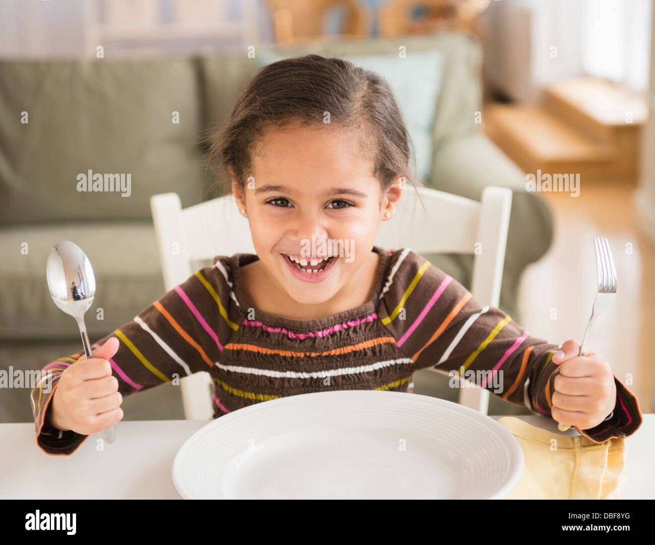 Chica hispana pidiendo comida en la mesa Foto de stock