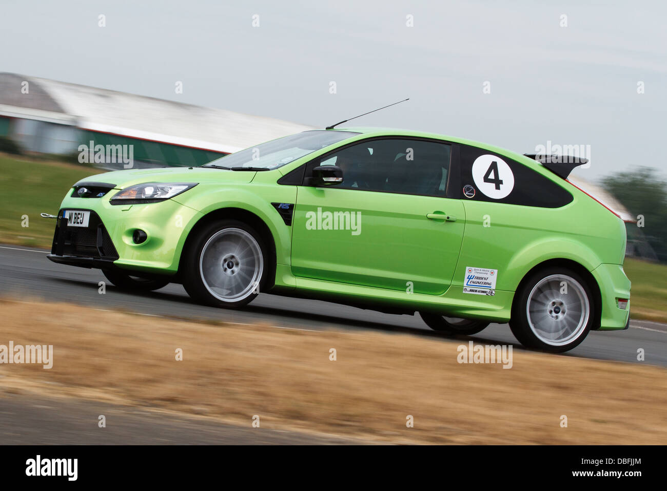 Un coche teniendo la separación en un evento de Sprint en el circuito