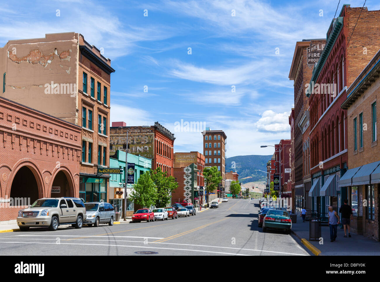 West Broadway Street en el centro de la ciudad de Butte, Montana, EE.UU. Foto de stock
