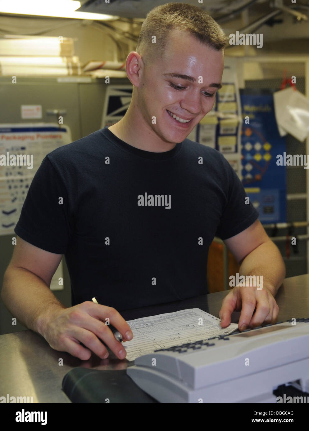 Técnico de Mantenimiento Casco Marina estadounidense George Weckman de 3ª clase de soldadura a bordo del portaaviones USS Nimitz (CVN 68) Julio 25, 20 Foto de stock